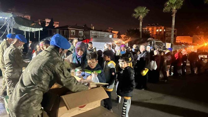 Mehmetçikten Deprem Bölgesinde Sahur Yapan Vatandaşlara Kahvaltılık İkramı