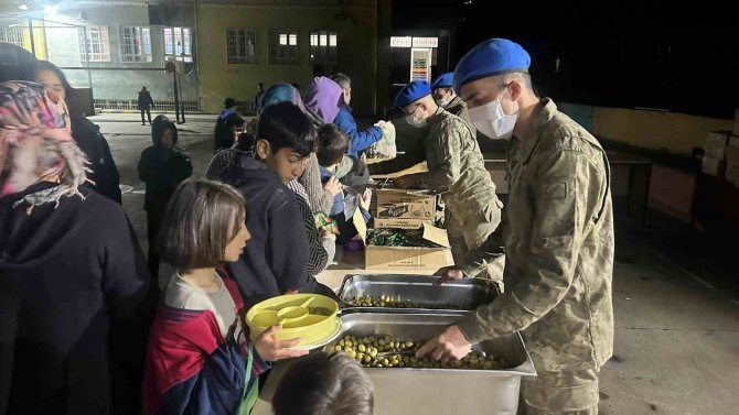 Mehmetçikten Deprem Bölgesinde Sahur Yapan Vatandaşlara Kahvaltılık İkramı