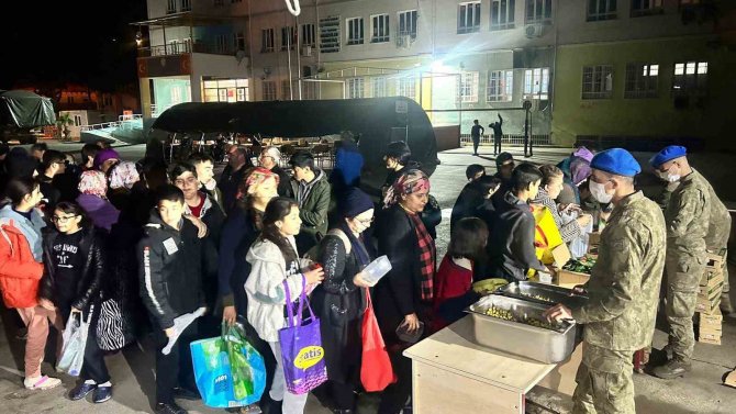 Mehmetçikten Deprem Bölgesinde Sahur Yapan Vatandaşlara Kahvaltılık İkramı