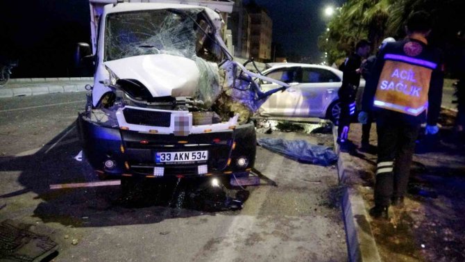 Otomobil Karşı Şeride Geçip Kamyonete Çarptı: 1 Ölü, 3 Yaralı