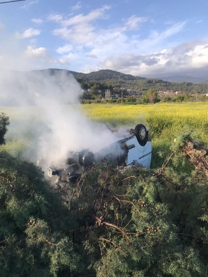 Muğla’da Kaza Yapan Araçta İki Kişi Yanmaktan Son Anda Kurtuldu