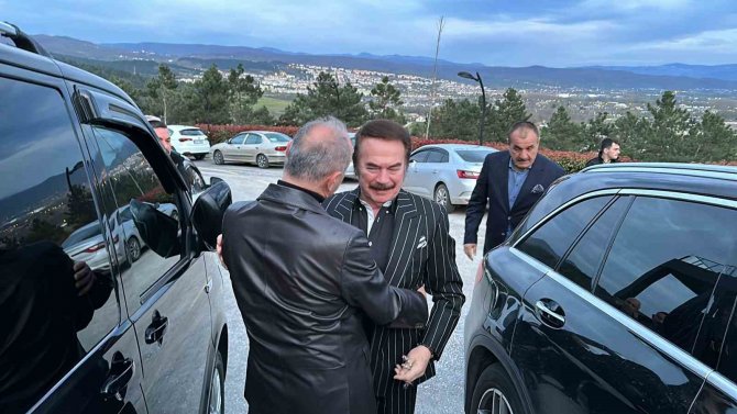 Orhan Gencebay Yeni Şarkısının Sözlerini İlk Kez Açıkladı: "Aşığınım Dünya Duysun"