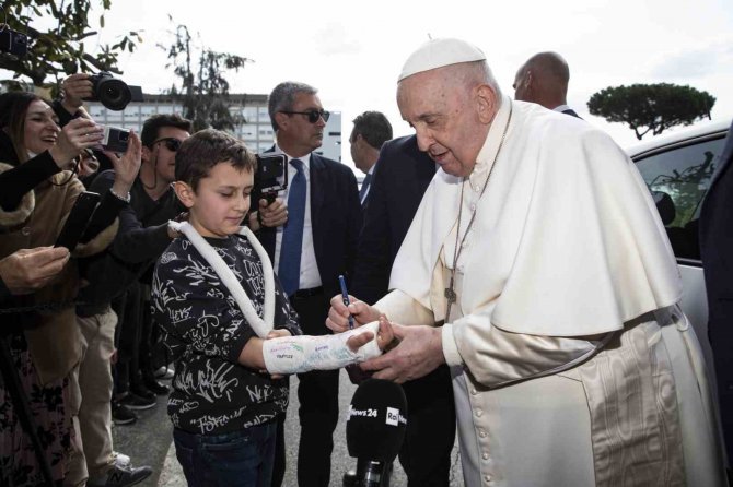 Papa Francis Hastaneden Taburcu Oldu: "Hala Hayattayım"
