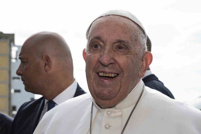 Papa Francis Hastaneden Taburcu Oldu: "Hala Hayattayım"