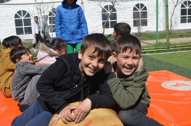 Depremzede Çocukları Gönüllerince Eğlendirdiler
