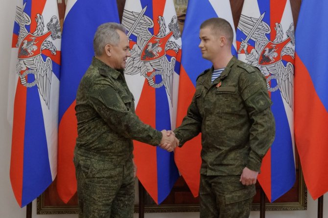 Rusya Savunma Bakanı Şoygu: "Ukrayna’daki Rus Birliklerine Mühimmat Desteği Artırılıyor"