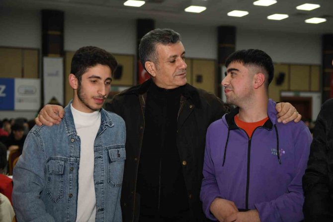 Esenyurt Belediye Başkanı Bozkurt Gençlere Seslendi: “Hayallerinizden Vazgeçmeyin”
