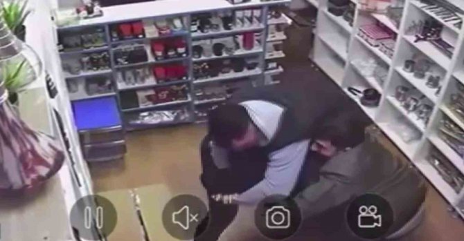 Sancaktepe’de Dükkanına Giren Şahıstan Şüphelendi, Üzerine Çullandı