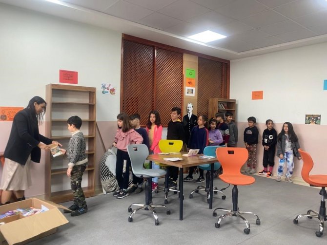 Seyhan’da Öğrencilere Kitap Hediye Edildi