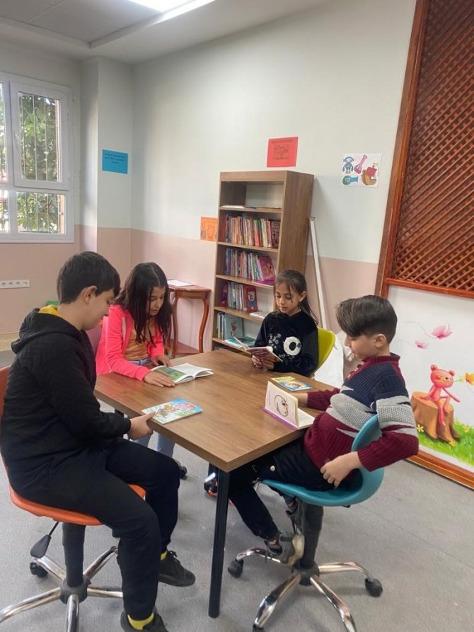 Seyhan’da Öğrencilere Kitap Hediye Edildi