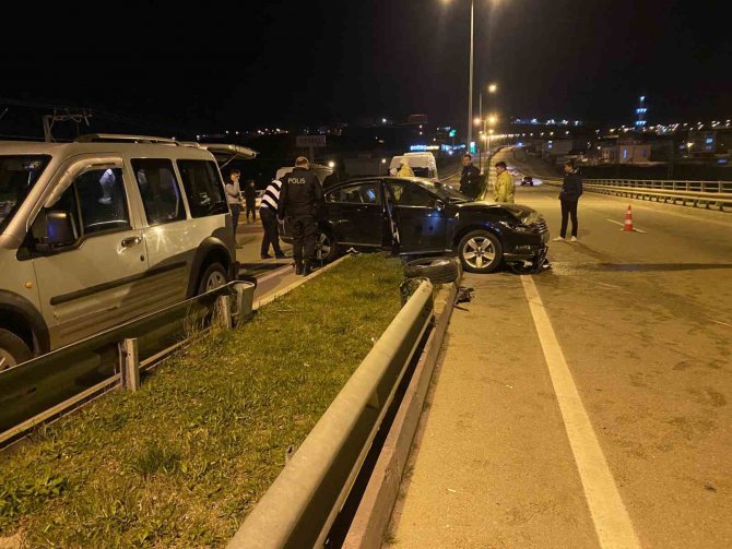 Sinop’ta Kontrolden Çıkan Otomobil Refüje Çıktı: 3 Yaralı