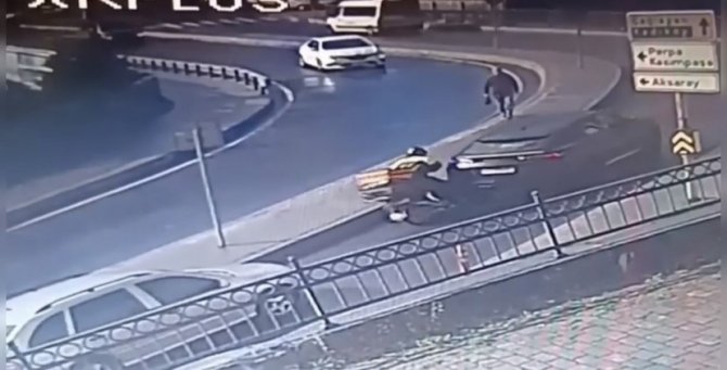 İ̇stanbul’da Lüks Araçla ’Navigasyon’ Kazası Kamerada: Kuryeye 300 Euro Verip Kaçtılar