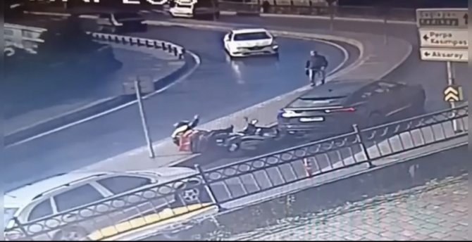 İ̇stanbul’da Lüks Araçla ’Navigasyon’ Kazası Kamerada: Kuryeye 300 Euro Verip Kaçtılar