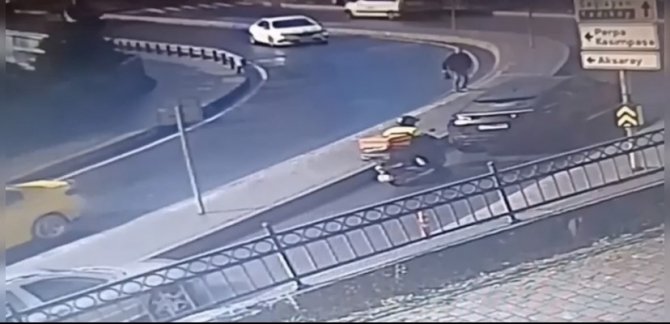 İ̇stanbul’da Lüks Araçla ’Navigasyon’ Kazası Kamerada: Kuryeye 300 Euro Verip Kaçtılar