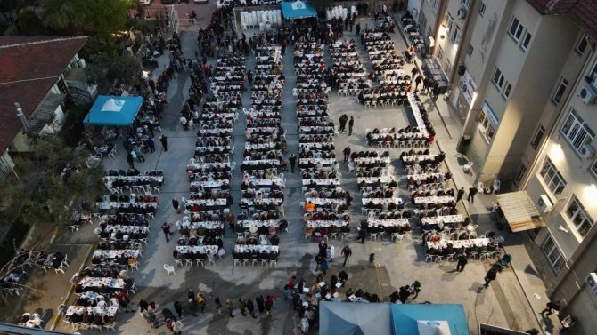 Nazilli Belediyesi’nin İftar Sofraları Dolup Taşıyor