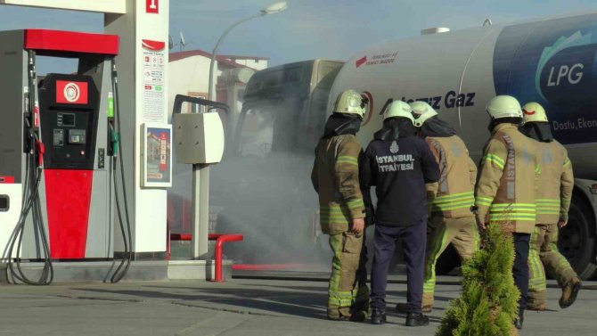 Sultanbeyli’de Akaryakıt İstasyonunda Gaz Tankeri Alev Alev Yandı
