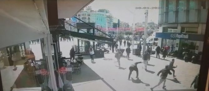 Taksim Meydanı’nda Turist Kadına Kapkaç Kamerada: Çay Bardağı Fırlatıp Çelme Taktılar