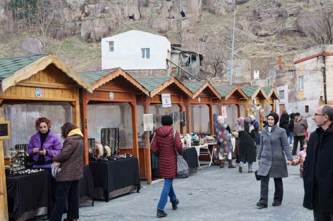 Bu Pazar, Maharetli Eller Günü