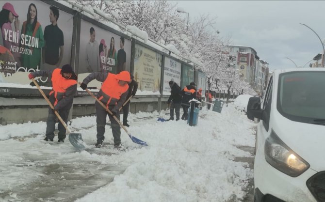 Van Büyükşehir Belediyesi’nden Nisan Ayında Karla Mücadele Çalışması