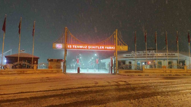 Van Yağan Karla Beyaza Büründü