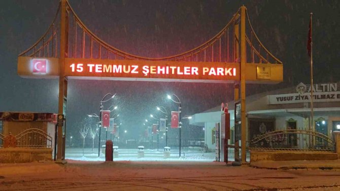 Van Yağan Karla Beyaza Büründü