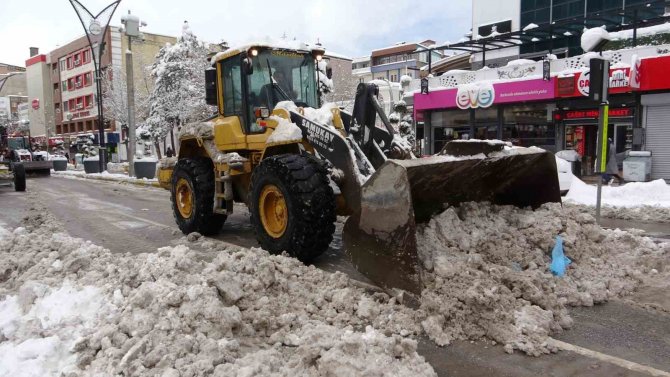Van’da 83 Yerleşim Yerinin Yolu Kardan Kapandı