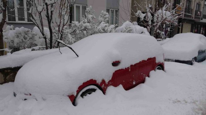 Van’da Kar Sürücülere Zor Anlar Yaşattı