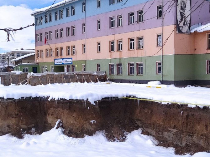 Temel Kazısında İnsan Kemikleri Çıkan Okulun İnşaatı Durduruldu
