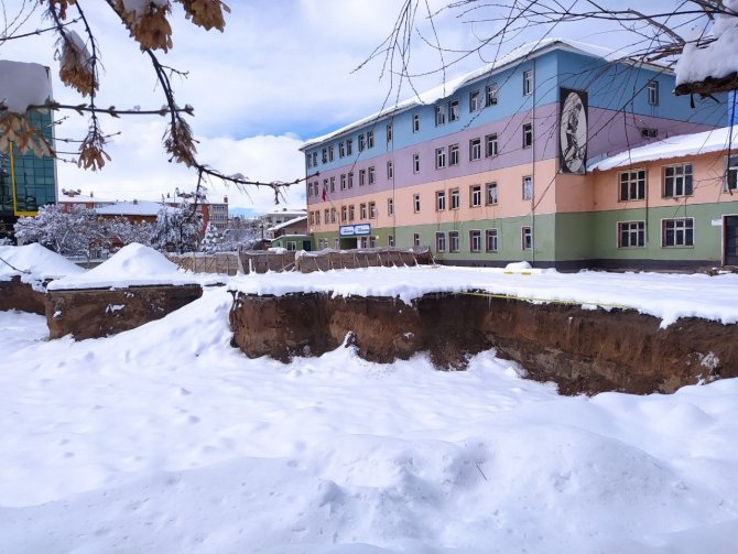 Temel Kazısında İnsan Kemikleri Çıkan Okulun İnşaatı Durduruldu