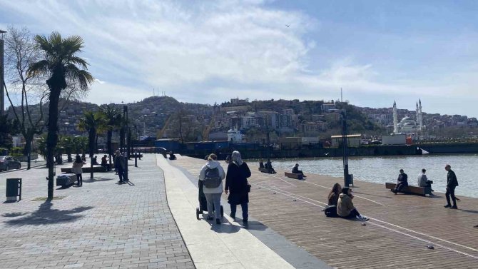 Zonguldak’ta Sıcak Havayı Gören Sahile Koştu