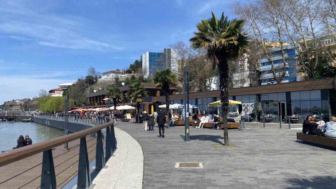 Zonguldak’ta Sıcak Havayı Gören Sahile Koştu