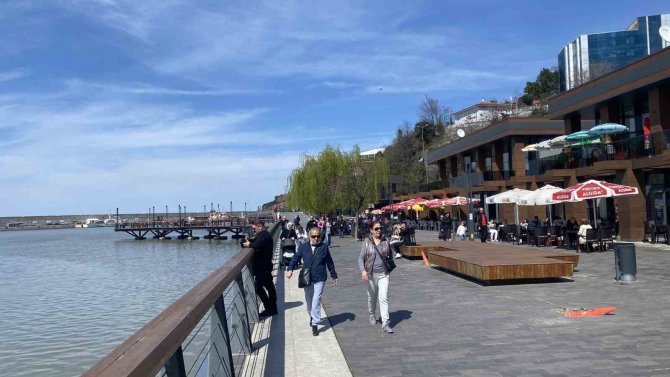 Zonguldak’ta Sıcak Havayı Gören Sahile Koştu