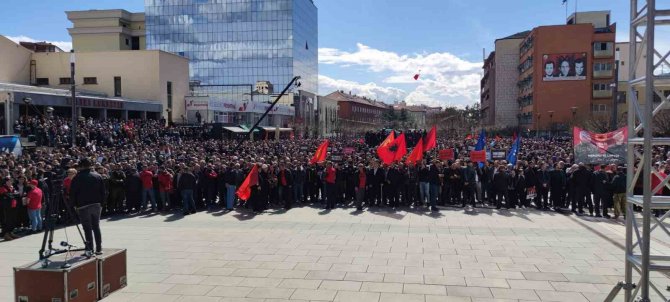 Kosova’da Eski Cumhurbaşkanı Thaçi İçin Destek Gösterisi