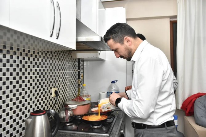 Gençlerle Önce Sohbet Etti Sonra Mutafa Girdi