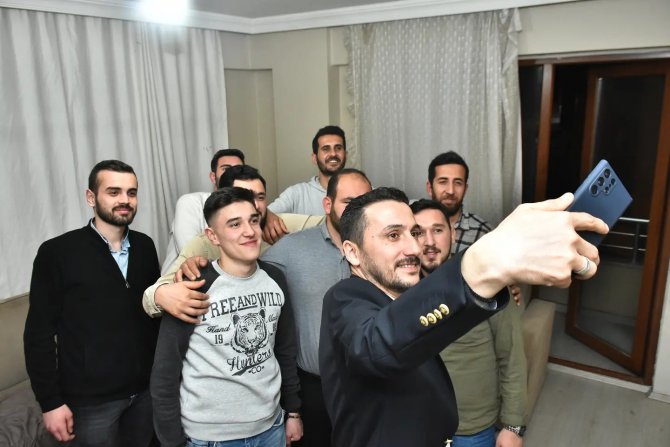 Gençlerle Önce Sohbet Etti Sonra Mutafa Girdi