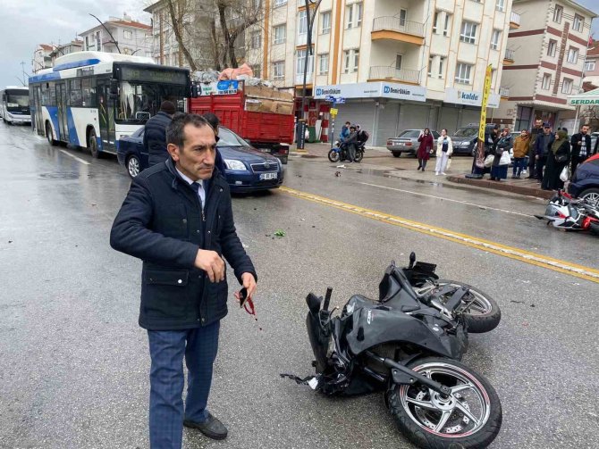 Kamyonete İki Motosikletli Çarptı: 1 Yaralı