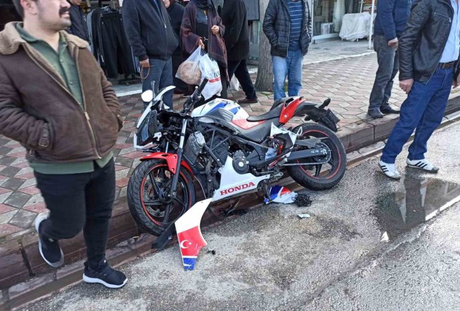 Kamyonete İki Motosikletli Çarptı: 1 Yaralı