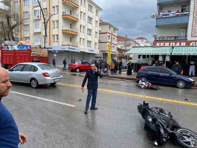 Kamyonete İki Motosikletli Çarptı: 1 Yaralı