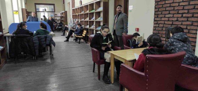 Ardahan’da Kütüphane Haftasında Okuma Etkinliği Düzenlendi
