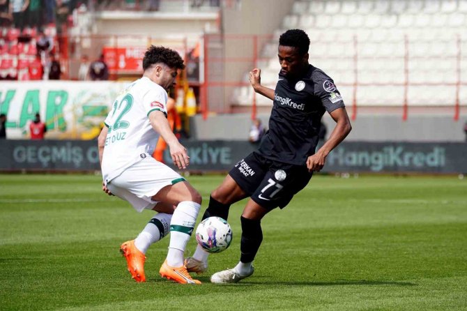 Spor Toto Süper Lig: Ümraniyespor: 0 - Konyaspor: 0 (İ̇lk Yarı)