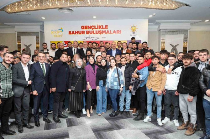 Bakan Çavuşoğlu, Depremzedelerle Gençlerle Sahur Yaptı