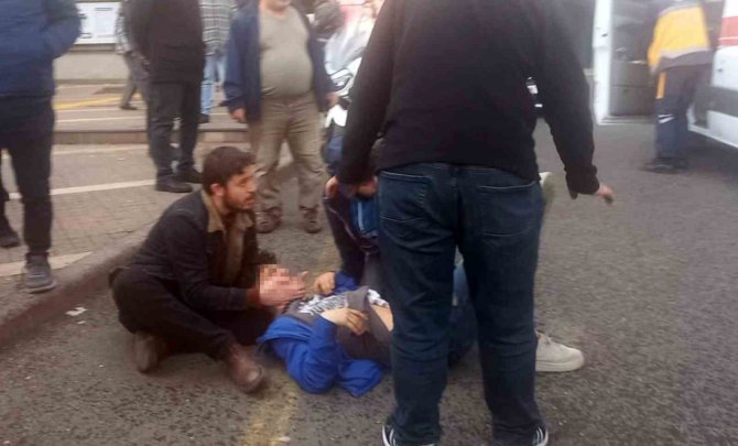 Liseli Gençler Arasında Bıçaklı Kavga: 1 Yaralı