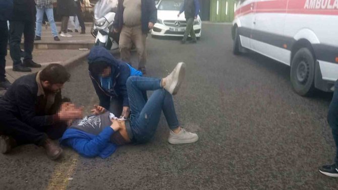 Liseli Gençler Arasında Bıçaklı Kavga: 1 Yaralı