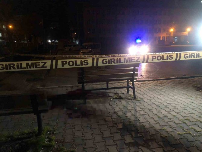 Boğazından Bıçaklanan 15 Yaşındaki Çocuk Hayatını Kaybetti