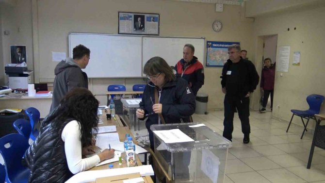 Silivri’de Yaşayan Çifte Vatandaşlar Oylarını Kullanıyor