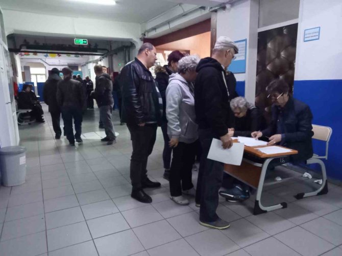 İ̇zmir’de Çifte Vatandaşlar Bulgaristan Seçimleri İçin Sandık Başında