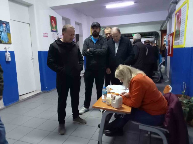 İ̇zmir’de Çifte Vatandaşlar Bulgaristan Seçimleri İçin Sandık Başında