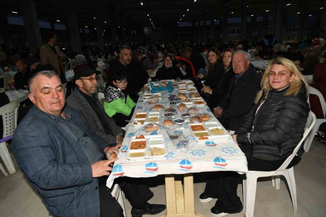 Lapseki Belediyesi 4 Bin Kişilik İftar Verdi