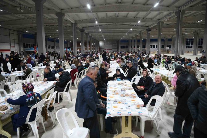 Lapseki Belediyesi 4 Bin Kişilik İftar Verdi