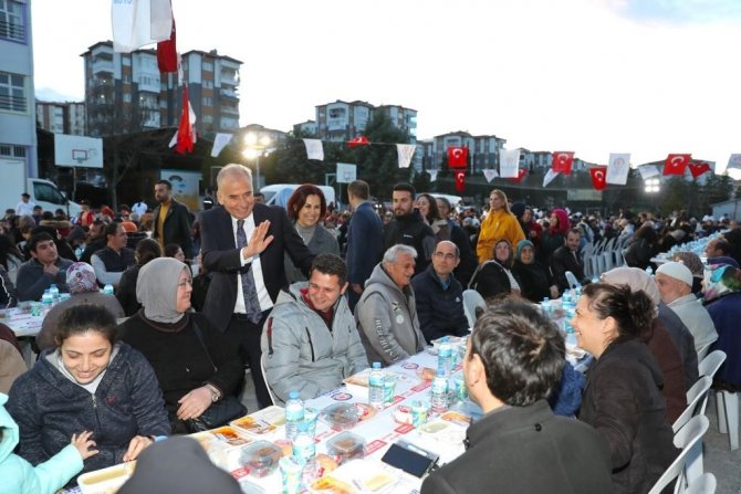 Denizlililer, Büyükşehirin Mahalle İftarlarında Buluşuyor